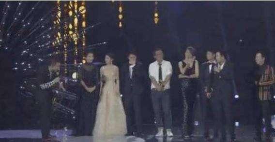 明星上台领奖照片,领奖台上风采无限