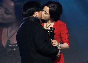 明星亲吻床吻胸,明星床吻激情瞬间揭秘